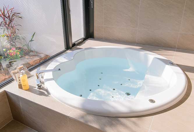 ジャグジーつきバスルーム